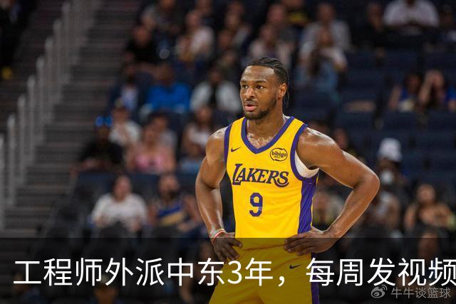 工程师外派中东3年，每周发视频报平安，妻子放大画面角落后愣住